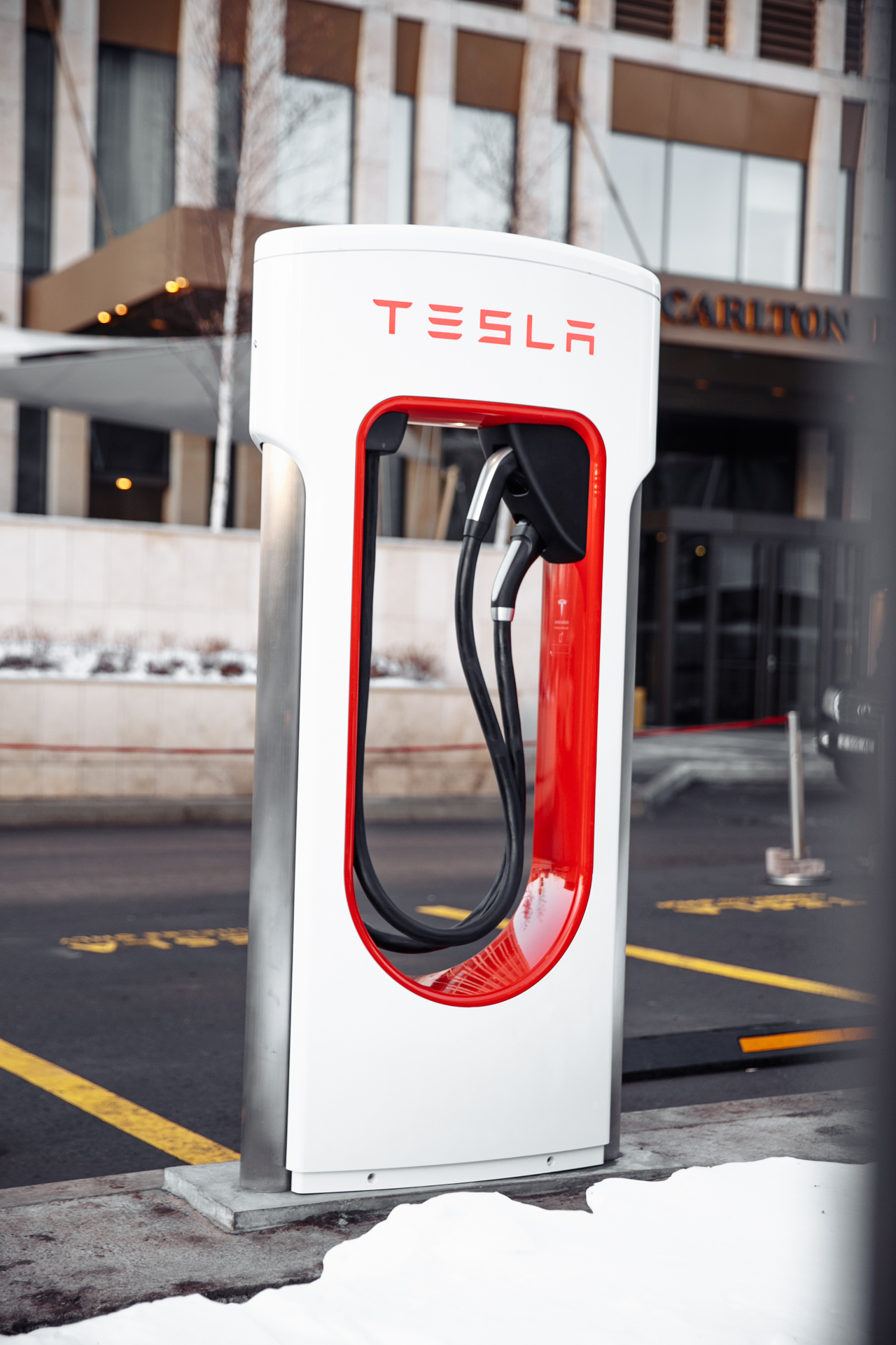 TESLA Superchargers infrastruktura do ładowania samochodów w budynku